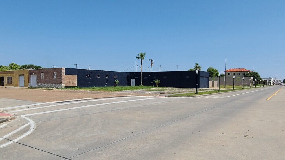 More Photos Of 201 6th St. N, Texas City Light Manufacturing For Sale
