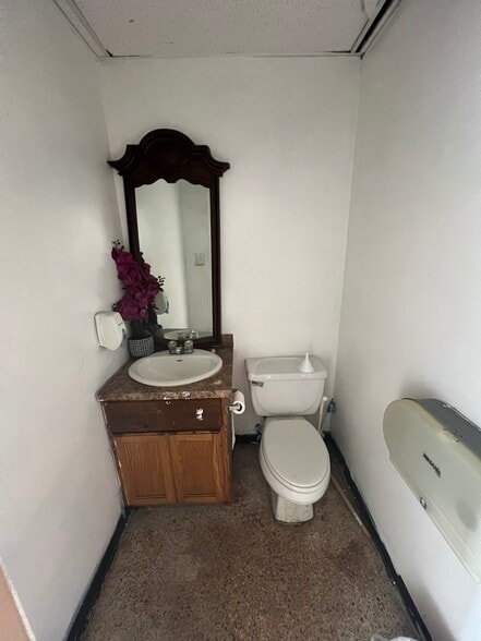 More Photos Of 7606-08 W Judge Perez dr, Arabi Flex For Lease