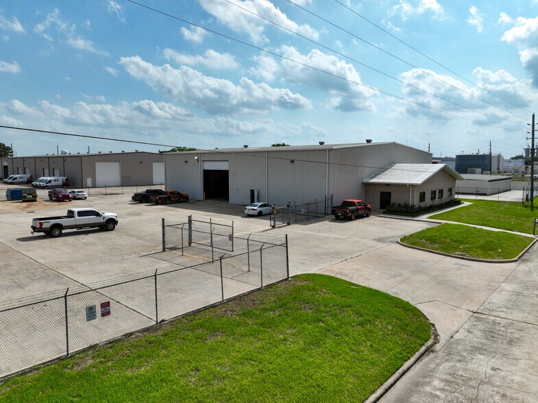 More Photos Of 5325 Hiltonview Rd, Houston Warehouse For Lease