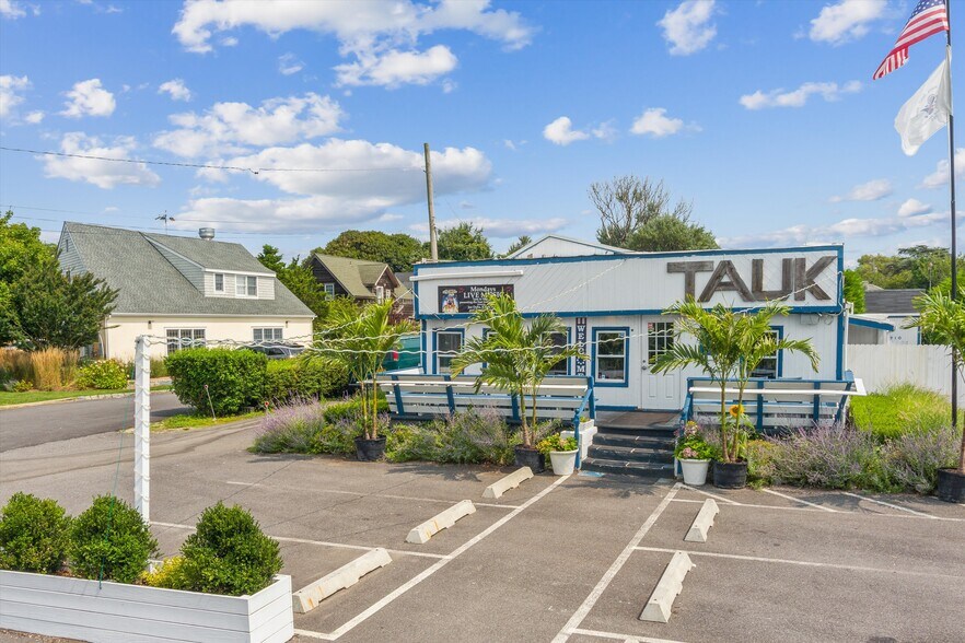 More Photos Of 63 S Euclid Ave, Montauk Restaurant For Sale