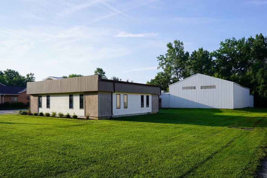 More Photos Of 2605 Alma Ave, Fort Wayne Showroom For Sale