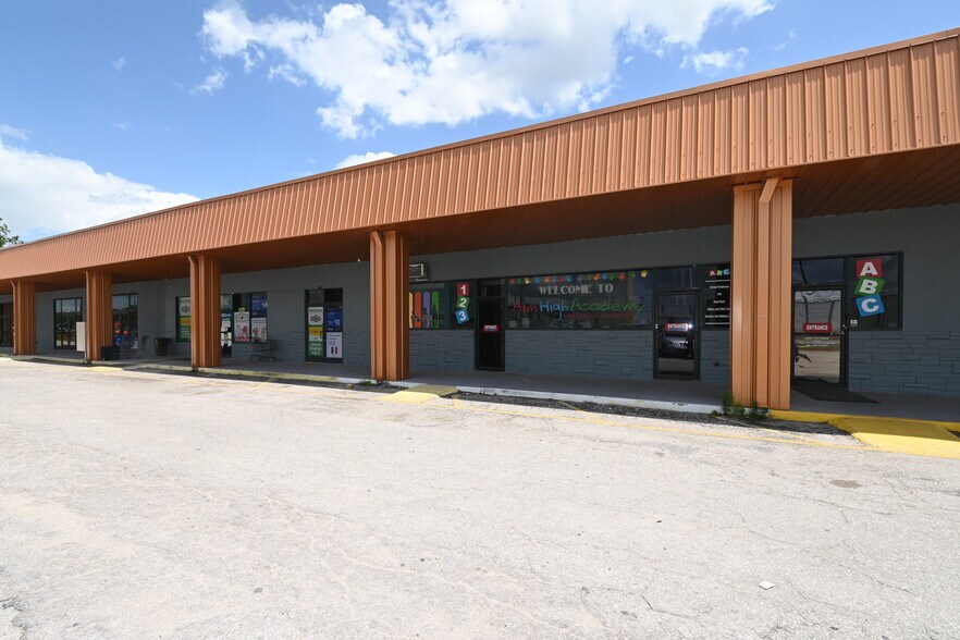 More Photos Of 749 S Central Ave, Umatilla Storefront For Sale