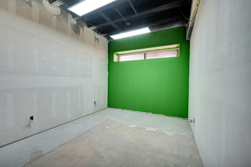 More Photos Of 201 E Illinois Ave, Midland Office For Sale