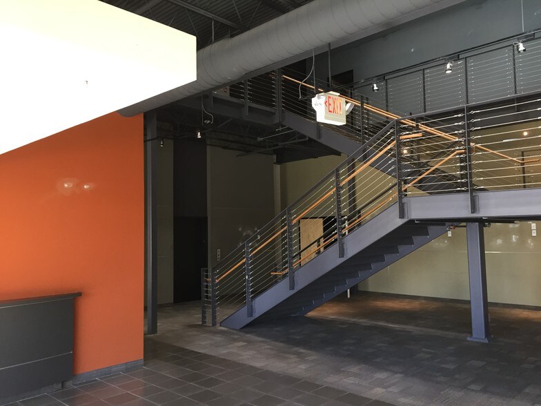 More Photos Of 4545 W Davis St, Dallas Distribution For Sale