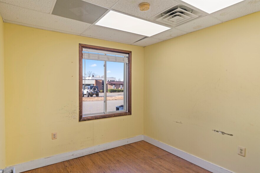 More Photos Of 9380 Forestwood Ln, Manassas Office For Lease