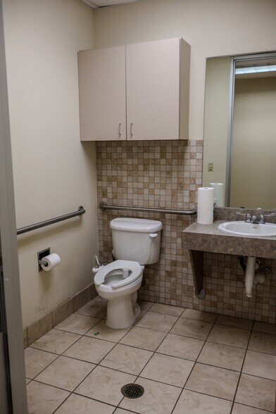 More Photos Of 114 W Drew St, Houston Office For Sale