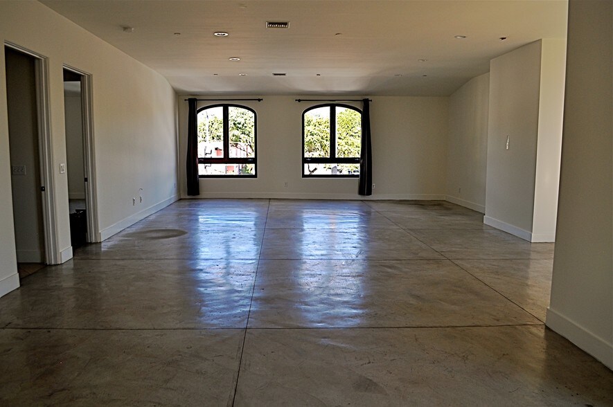 More Photos Of 7494 Santa Monica Blvd, West Hollywood Office For Lease