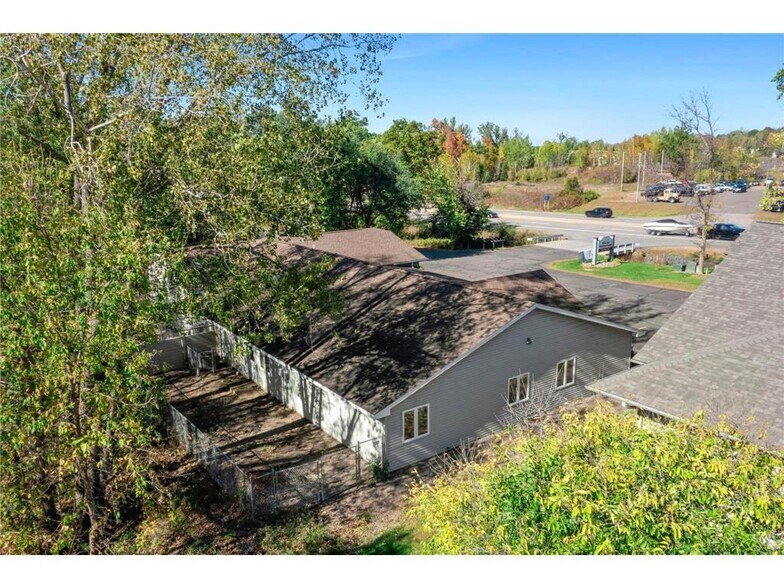 More Photos Of 821 Us-8, Saint Croix Falls Veterinarian Kennel For Sale