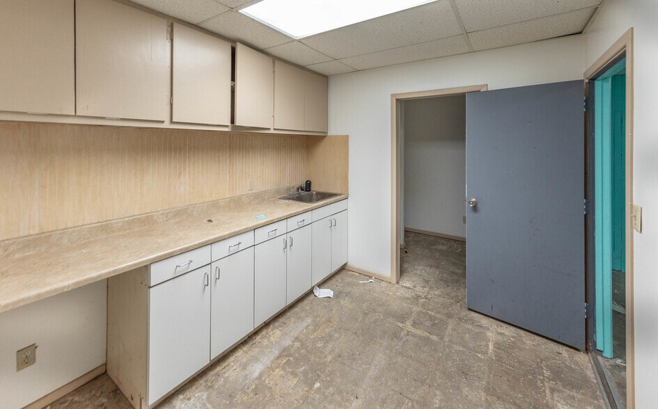 More Photos Of 4615-4617 50th St, Lubbock Freestanding For Sale