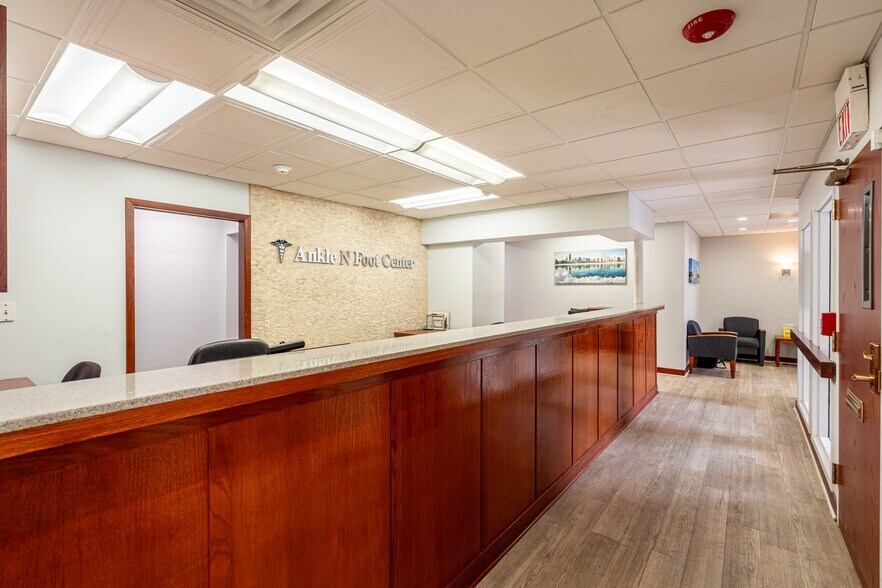 More Photos Of 401 N York St, Elmhurst Medical For Lease