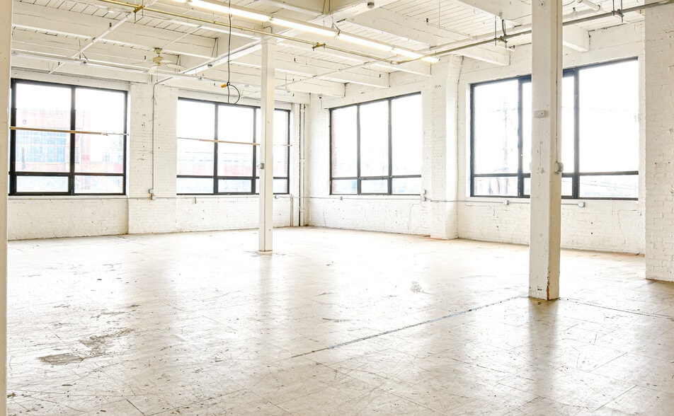 More Photos Of 2 Aspen Pl, Passaic Showroom For Lease