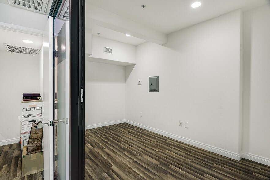 More Photos Of 928-950 Hornblend St, San Diego Office For Sale