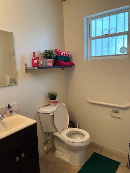 More Photos Of 2441 NW 93rd Ave, Miami Showroom For Sale