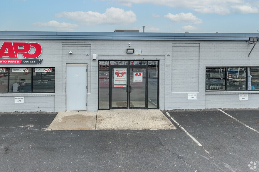 More Photos Of 600 W John St, Hicksville Warehouse For Lease