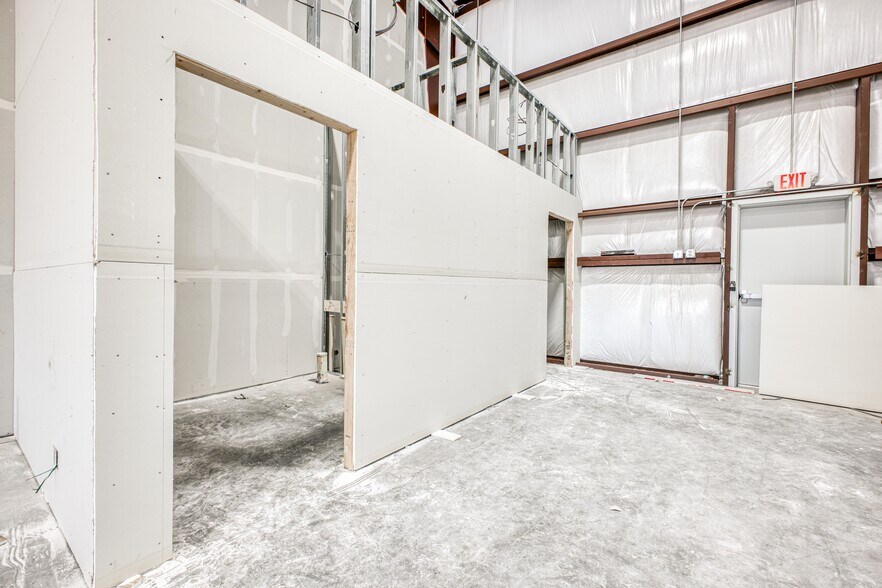 More Photos Of 10100 Railroad Dr., El Paso Warehouse For Lease