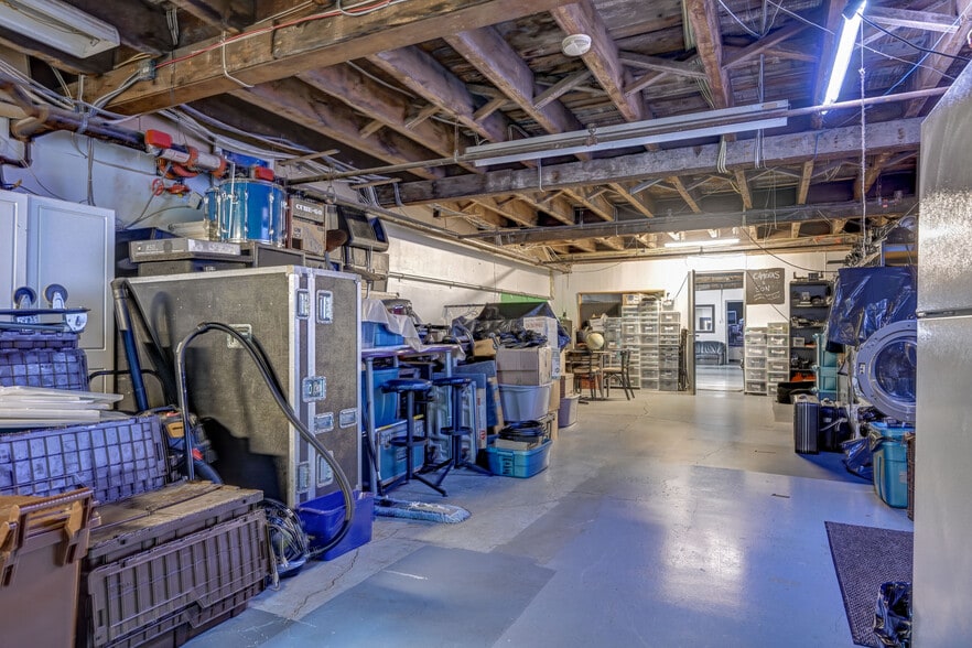 More Photos Of 2251 Av Papineau, Montréal Light Distribution For Lease