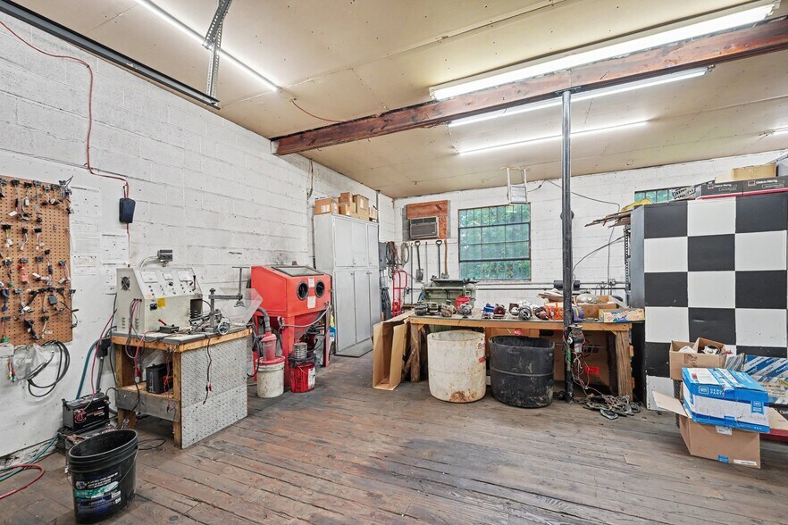 More Photos Of 427 W Gene Hairston St, Madison Auto Repair For Sale