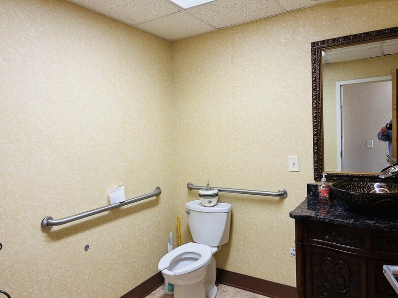 More Photos Of 3006 Glenmore Ave, Cincinnati Medical For Lease