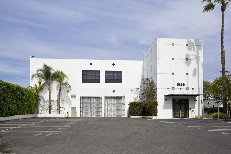 More Photos Of 1655 E 14th St, Los Angeles Warehouse For Lease