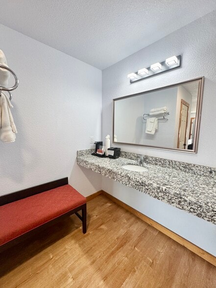 More Photos Of 500 SE Lincoln Rd, Idabel Hotel For Sale