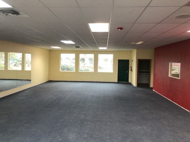 More Photos Of 5601 W Clearwater Ave, Kennewick General Retail For Lease