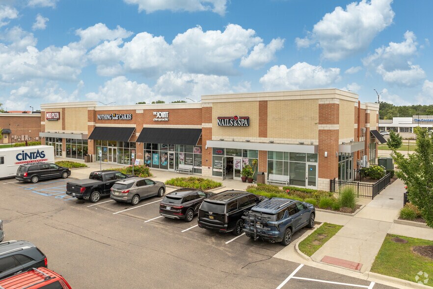 More Photos Of 662-868 E Big Beaver Rd, Troy Storefront For Lease