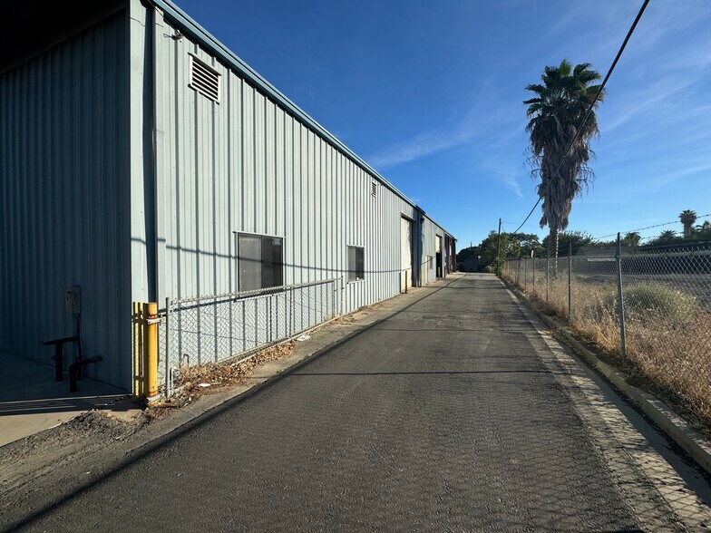 More Photos Of 103 N 1st St, Patterson Showroom For Lease