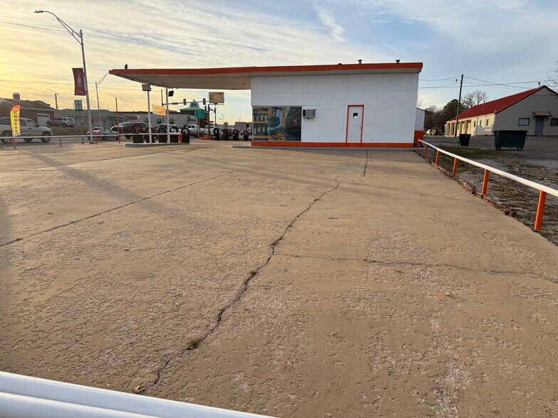 More Photos Of 810 W Main St, Durant Auto Repair For Lease
