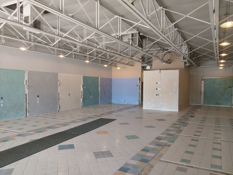 More Photos Of 4000-4046 W 111th St, Oak Lawn Unknown For Lease