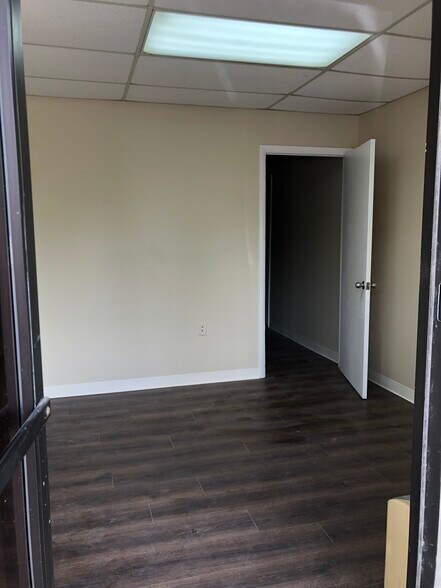 More Photos Of 1335 Bennett Dr, Longwood Warehouse For Lease