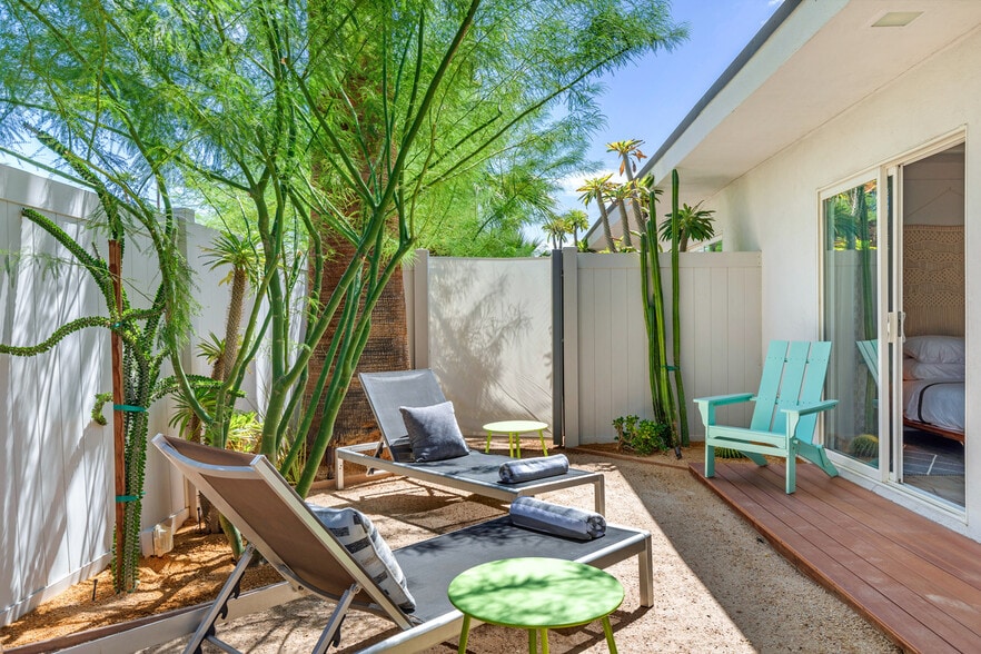 More Photos Of 111 S Via Las Palmas, Palm Springs Hotel For Sale