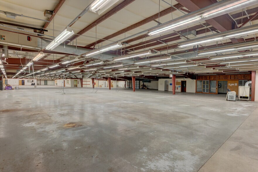 More Photos Of 970 NE 21st Ct, Oak Harbor Manufacturing For Lease