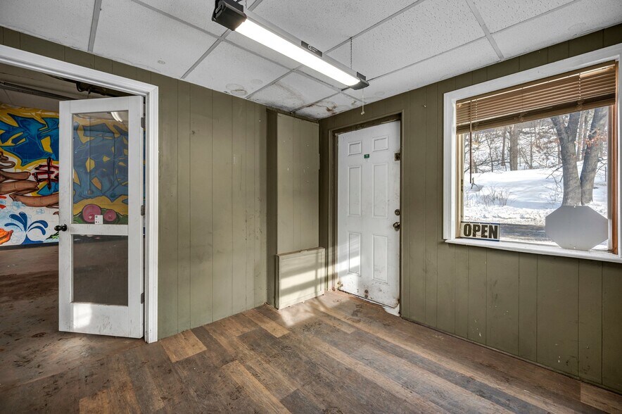 More Photos Of 417 S Colony St, Meriden Showroom For Lease