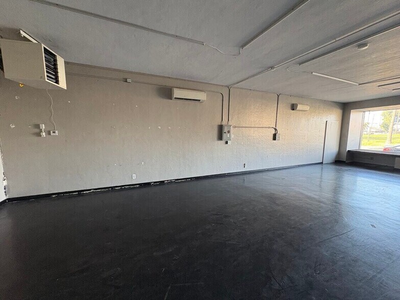 More Photos Of 270-274 E 10th St, Pittsburg Storefront For Lease