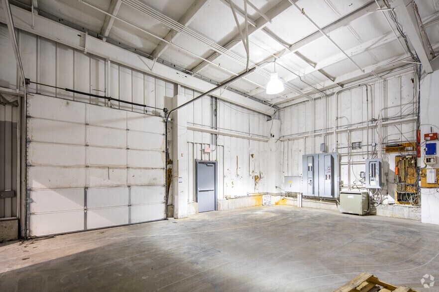 More Photos Of 13850 Manchester Rd, Manchester Freestanding For Lease