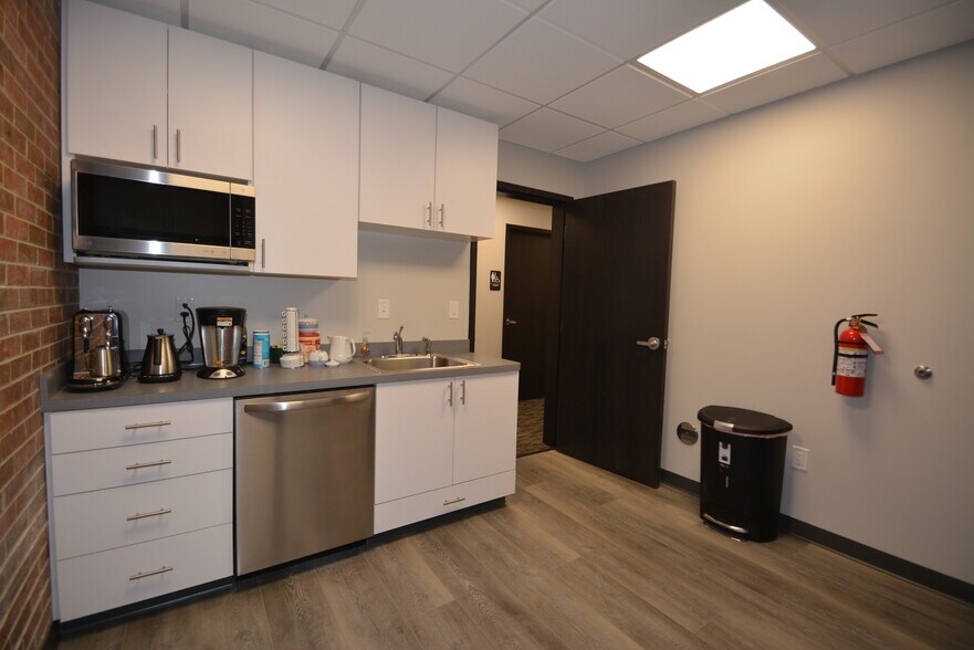 More Photos Of 6595 W 14th Ave, Lakewood Office For Lease