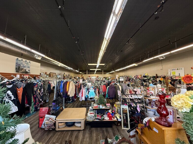 More Photos Of 137 N L St, Dinuba Storefront Retail Residential For Sale