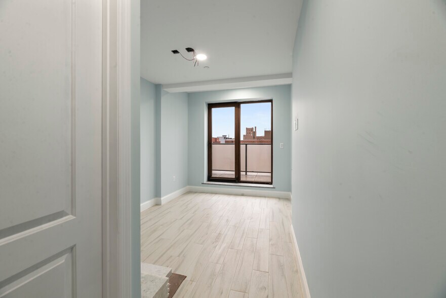 More Photos Of 14 Olive St, Brooklyn Hotel For Lease