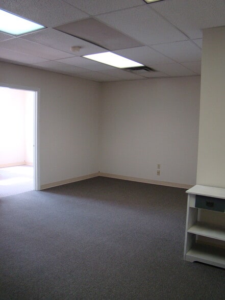 More Photos Of 619 W Main St, Carnegie Flex For Lease