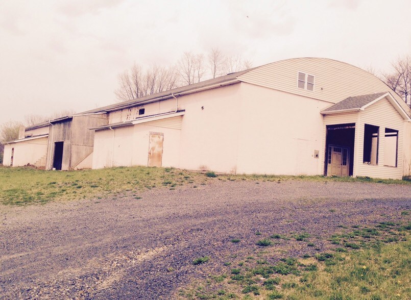 Primary Photo Of 835 Gilbert Rd, Effort Warehouse For Sale