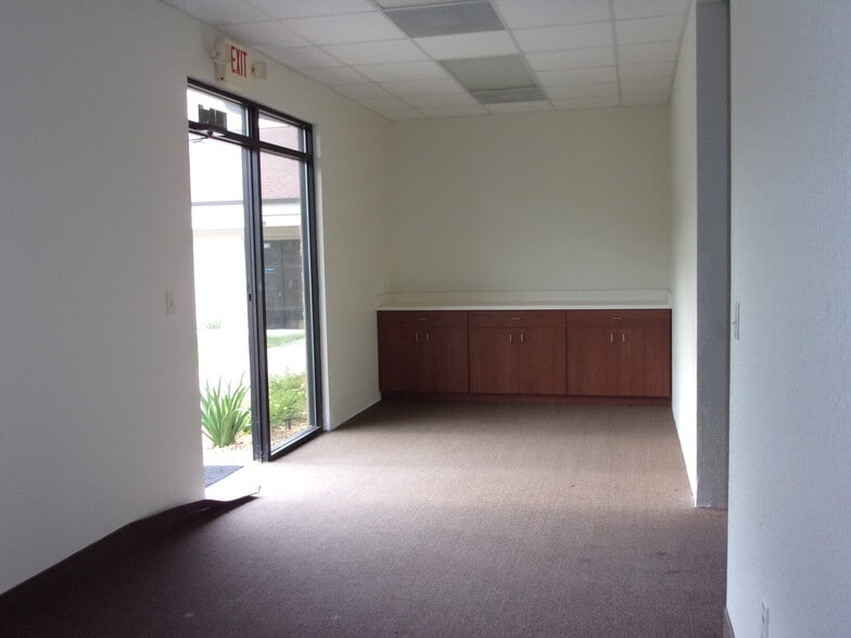 More Photos Of 301 Skyline Dr, Lady Lake Unknown For Lease