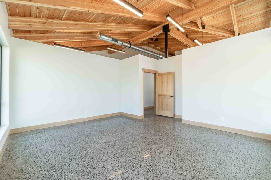 More Photos Of 8512 N Wayne Dr, Hayden Flex For Lease