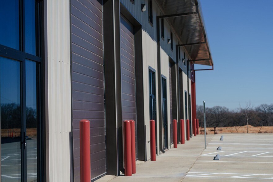 More Photos Of 108 E Pointe Dr, Weatherford Showroom For Lease