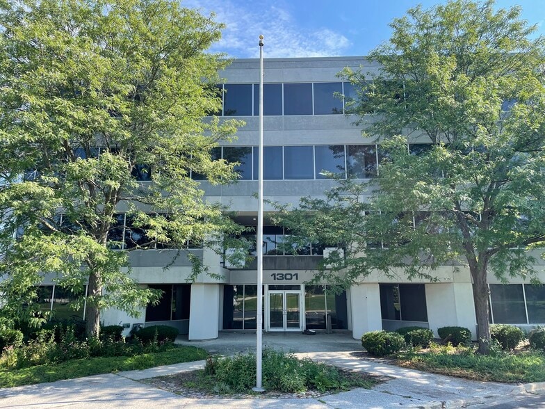 More Photos Of 1301 Basswood Rd, Schaumburg Office For Sale