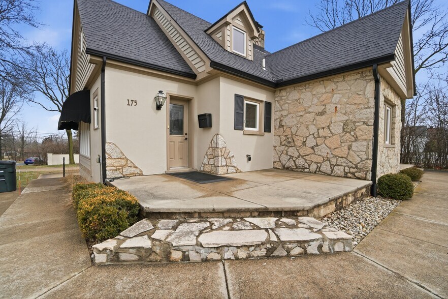 More Photos Of 175 W Franklin St, Centerville Storefront Retail Office For Sale