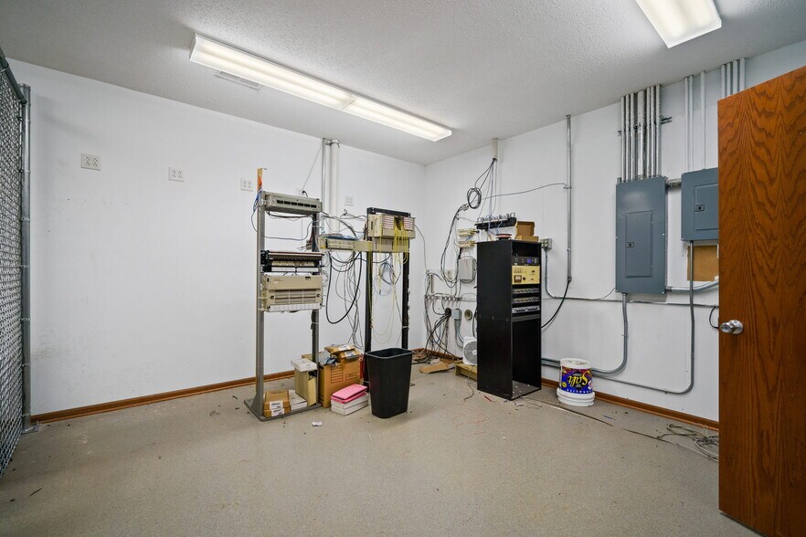 More Photos Of 1801 N 13th Ave E, Newton Flex For Lease