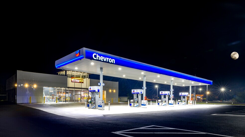 Primary Photo Of 715 W 4th St, Adel Service Station For Sale