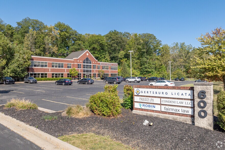 More Photos Of 600 E Granger Rd, Cleveland Office For Sale