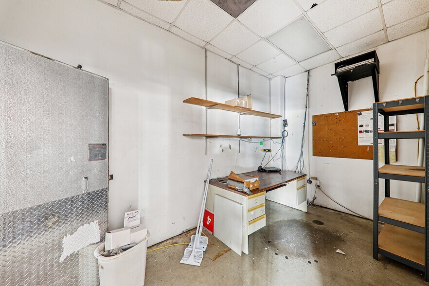 More Photos Of 402 W Johnson St, Pocahontas Flex For Sale