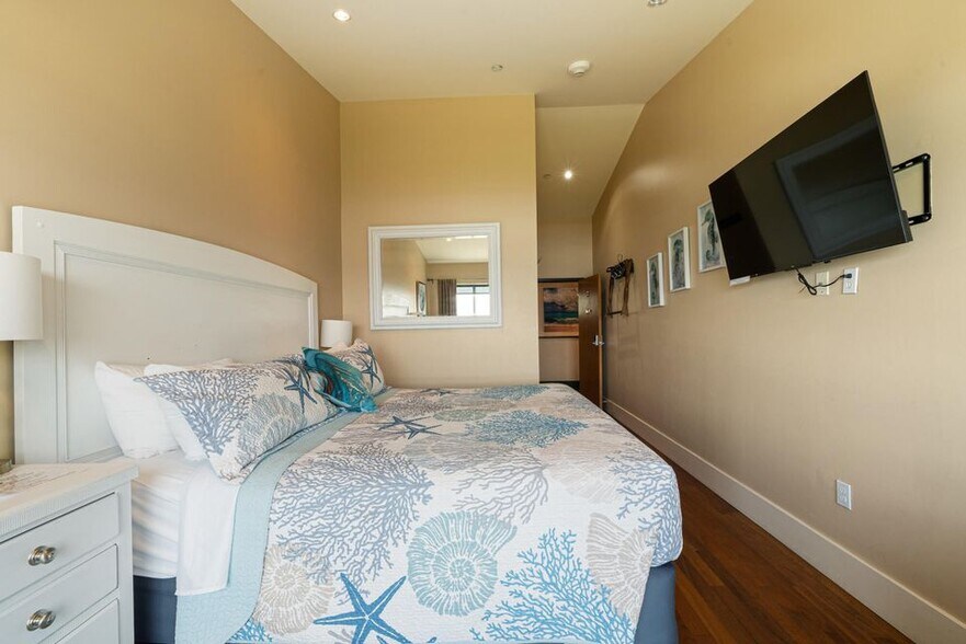 More Photos Of 1505 Pacific Ave NW, Oceanside Hotel For Sale